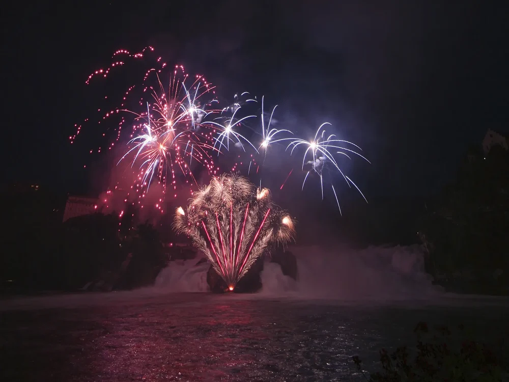 Leading Communication Kommunikationsagentur Schaffhausen | Rheinfall Feuerwerk